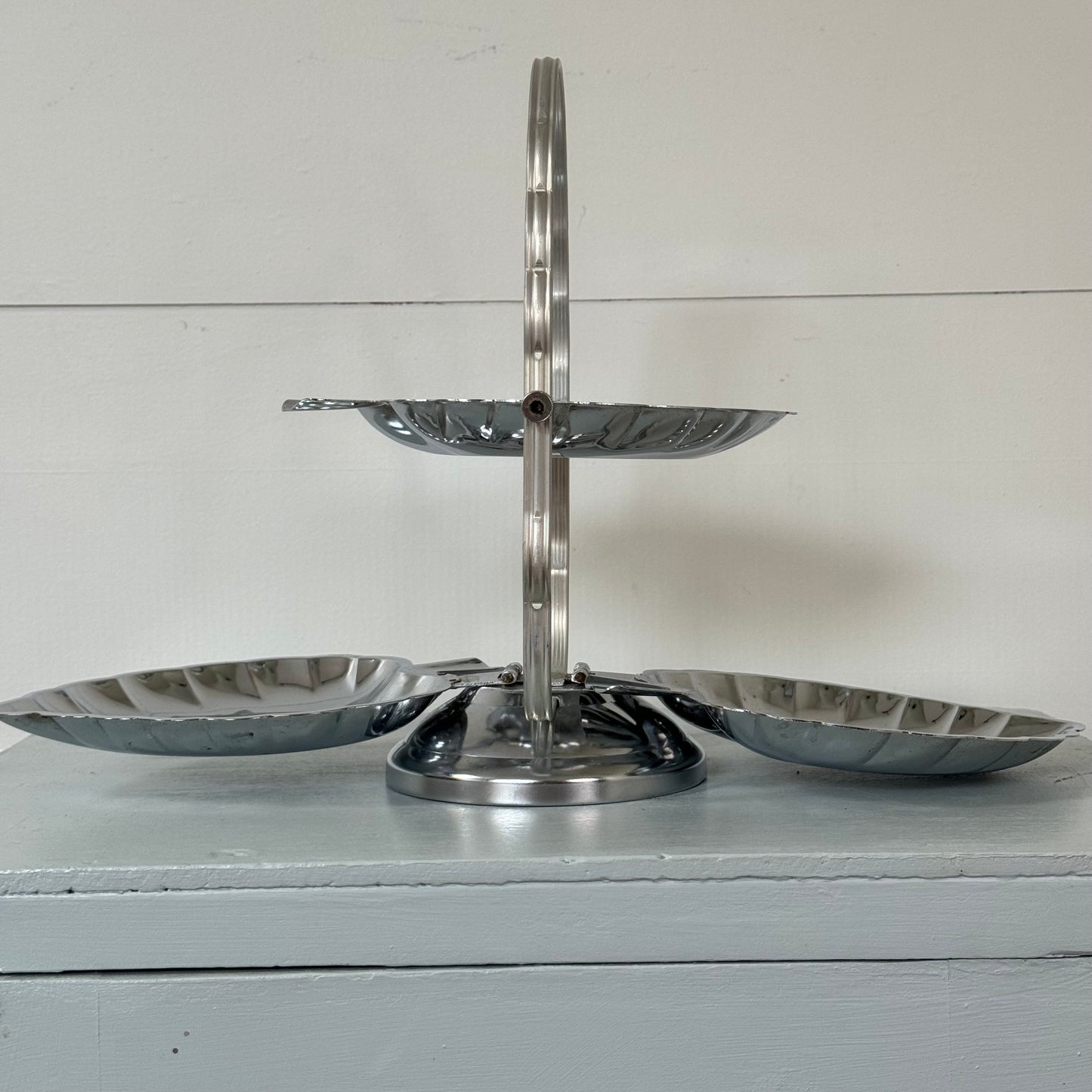 Mid Century Foldable Treat Stand - Leaf