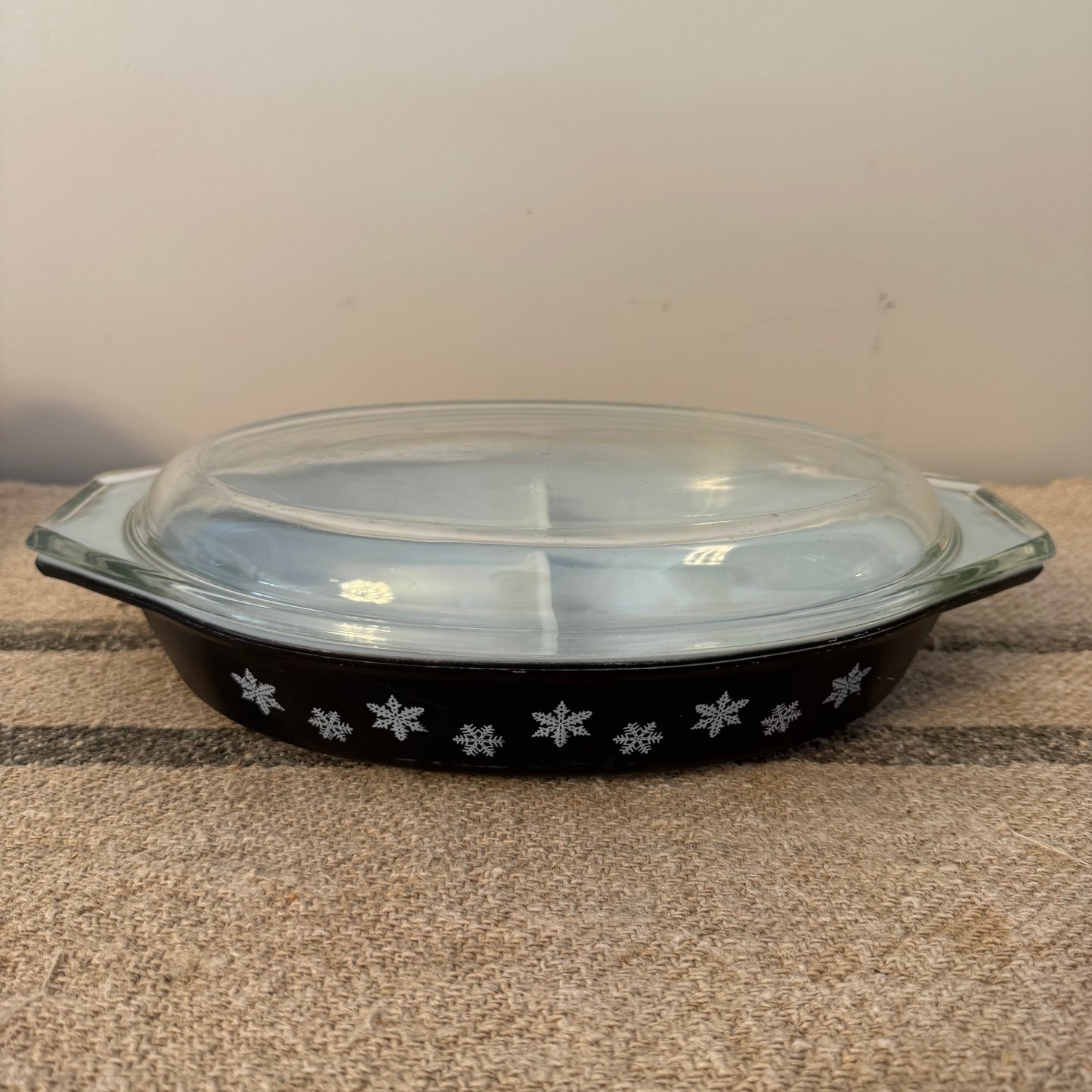 Pyrex Snowflake dish with lid