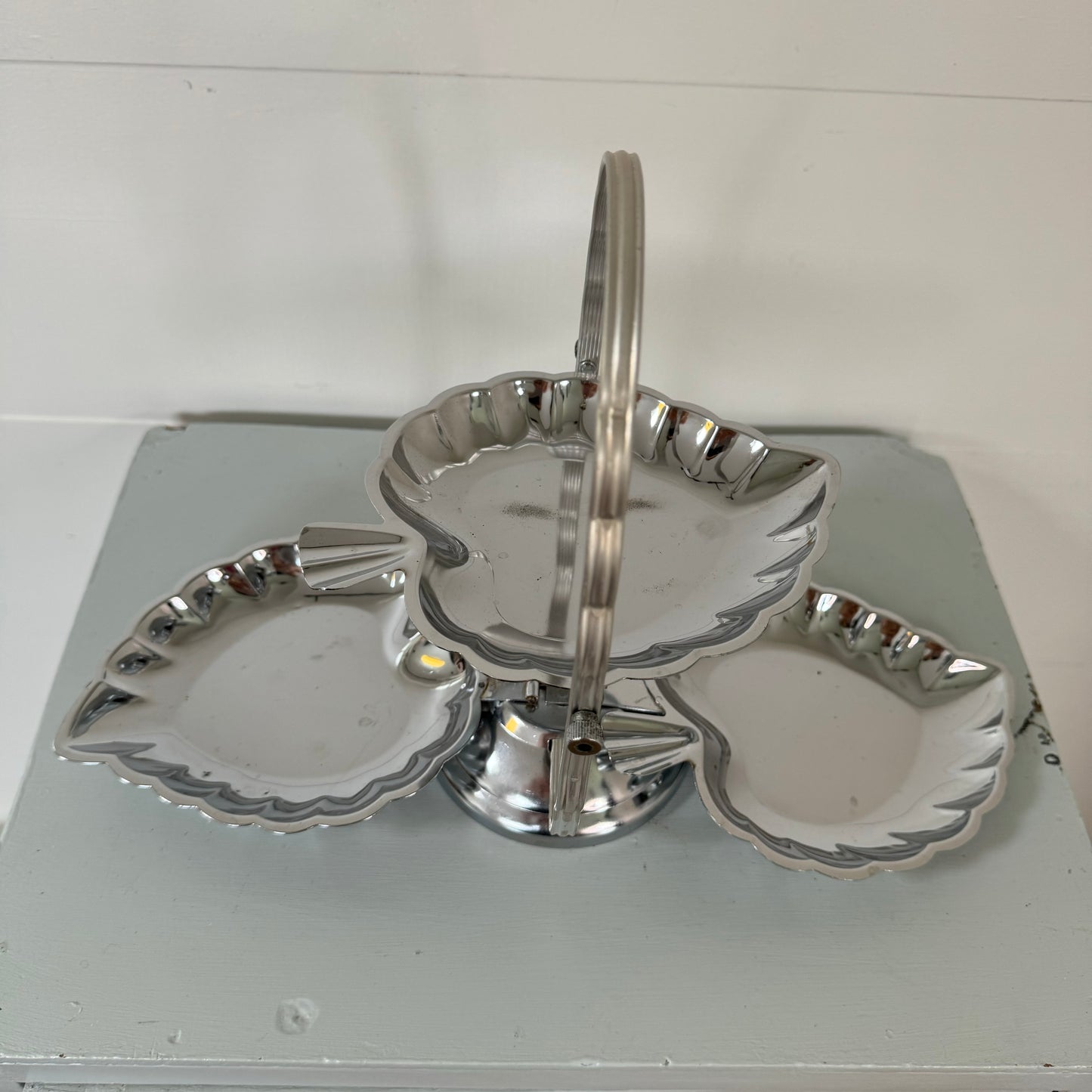 Mid Century Foldable Treat Stand - Leaf