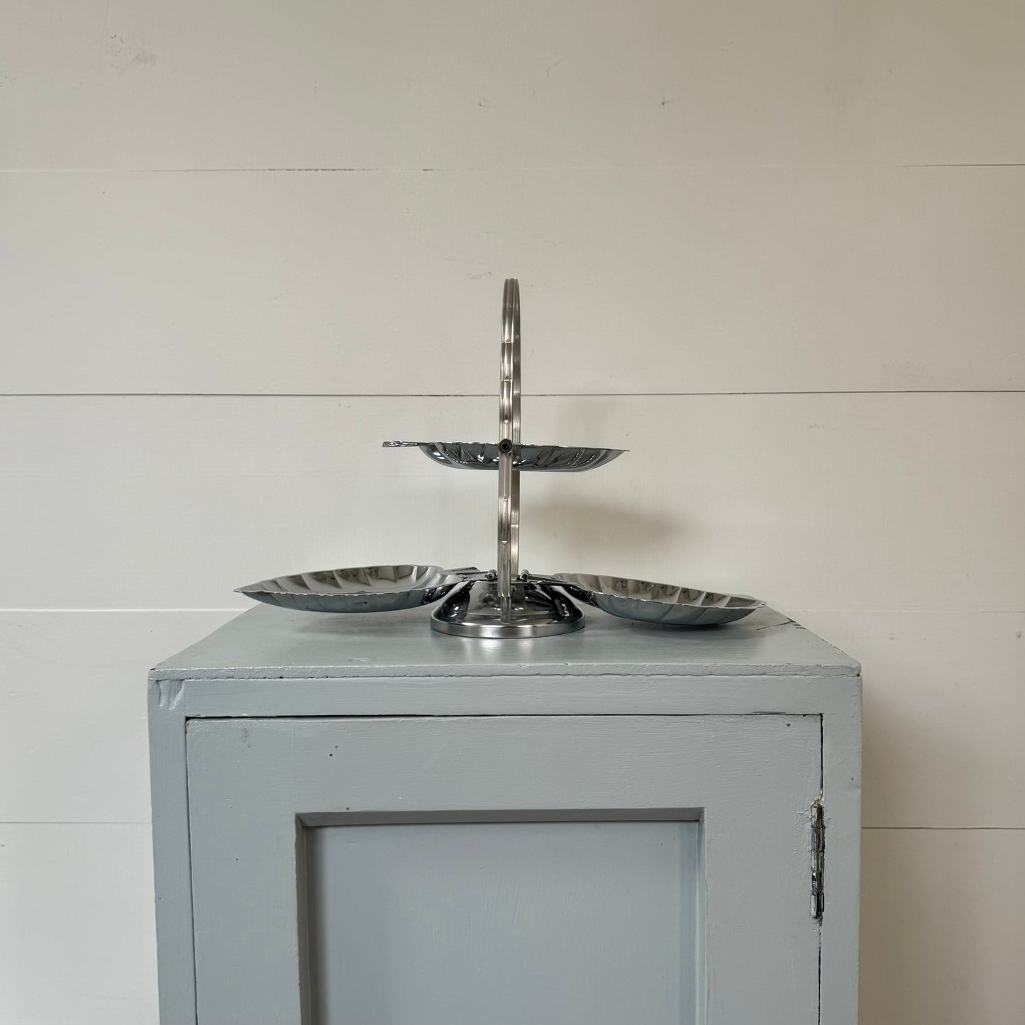 Mid Century Foldable Treat Stand - Leaf